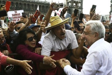 AMLO prend un bain de foule à Mexico et montre ses muscles!